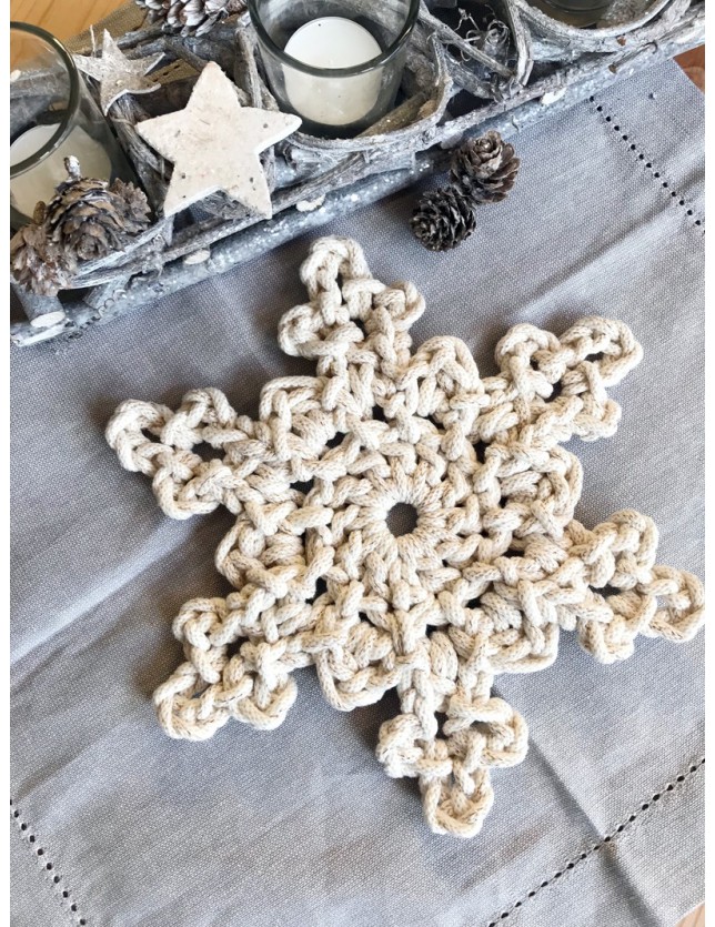 Crochet snowflake - free pattern
